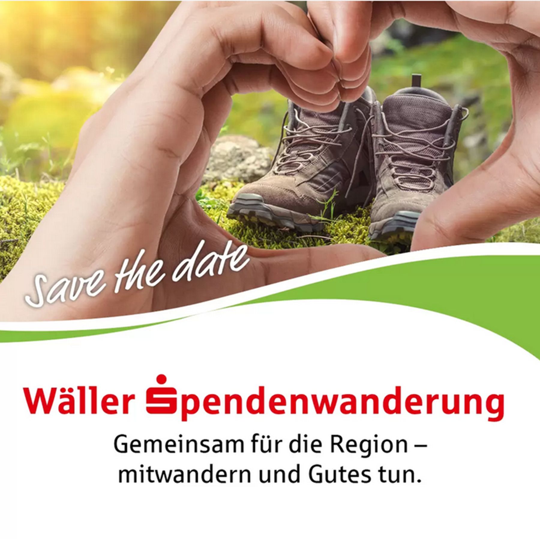 Nahaufnahme von Händen, die Wanderschuhe auf moosigem Boden einrahmen, mit dem Text Save the date. Darunter steht: Wäller Spendenwanderung. Gemeinsam für die Region - mitwandern und Gutes tun.