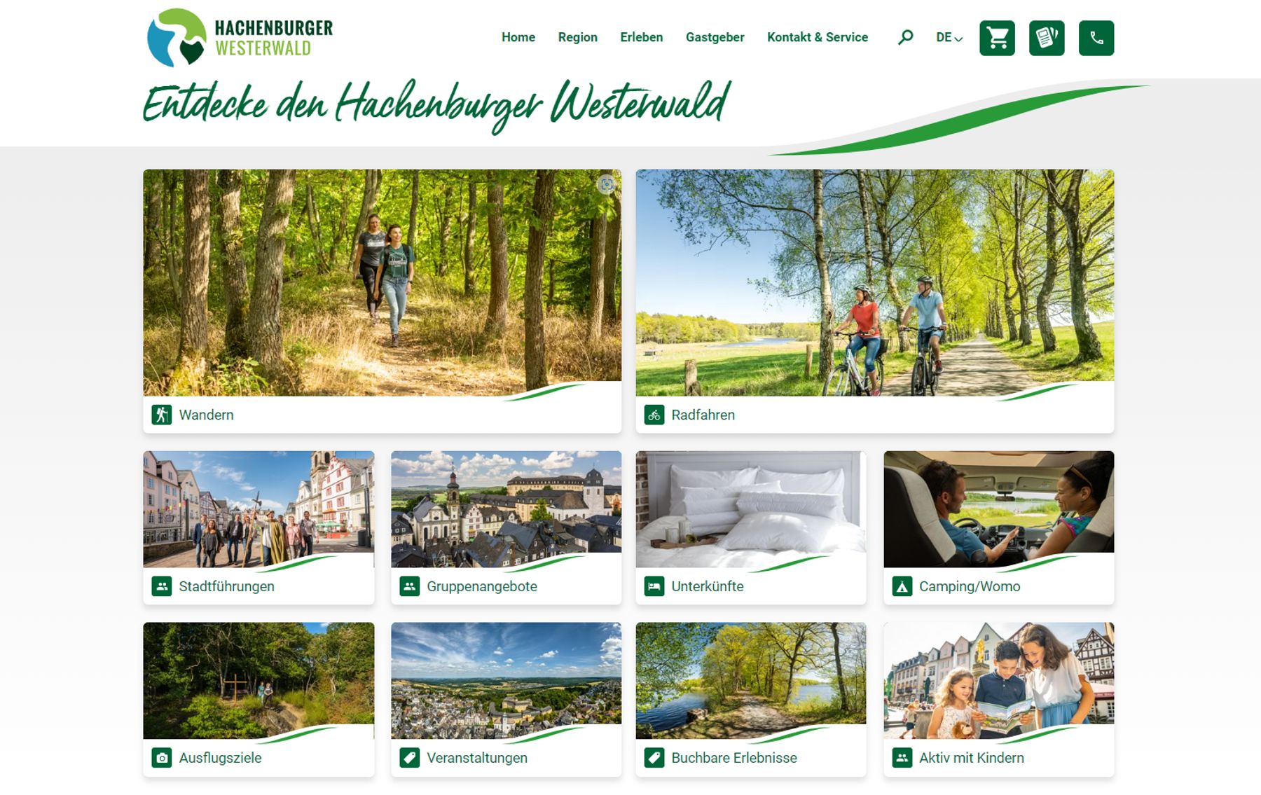 Die Startseite der Website zeigt ein grünes Layout mit Navigationsschaltflächen, einem Logo und Fotos, die Outdoor-Aktivitäten wie Wandern, Radfahren, Stadtrundfahrten, Camping, Unterkünfte, Veranstaltungen und Familienerlebnisse darstellen.
