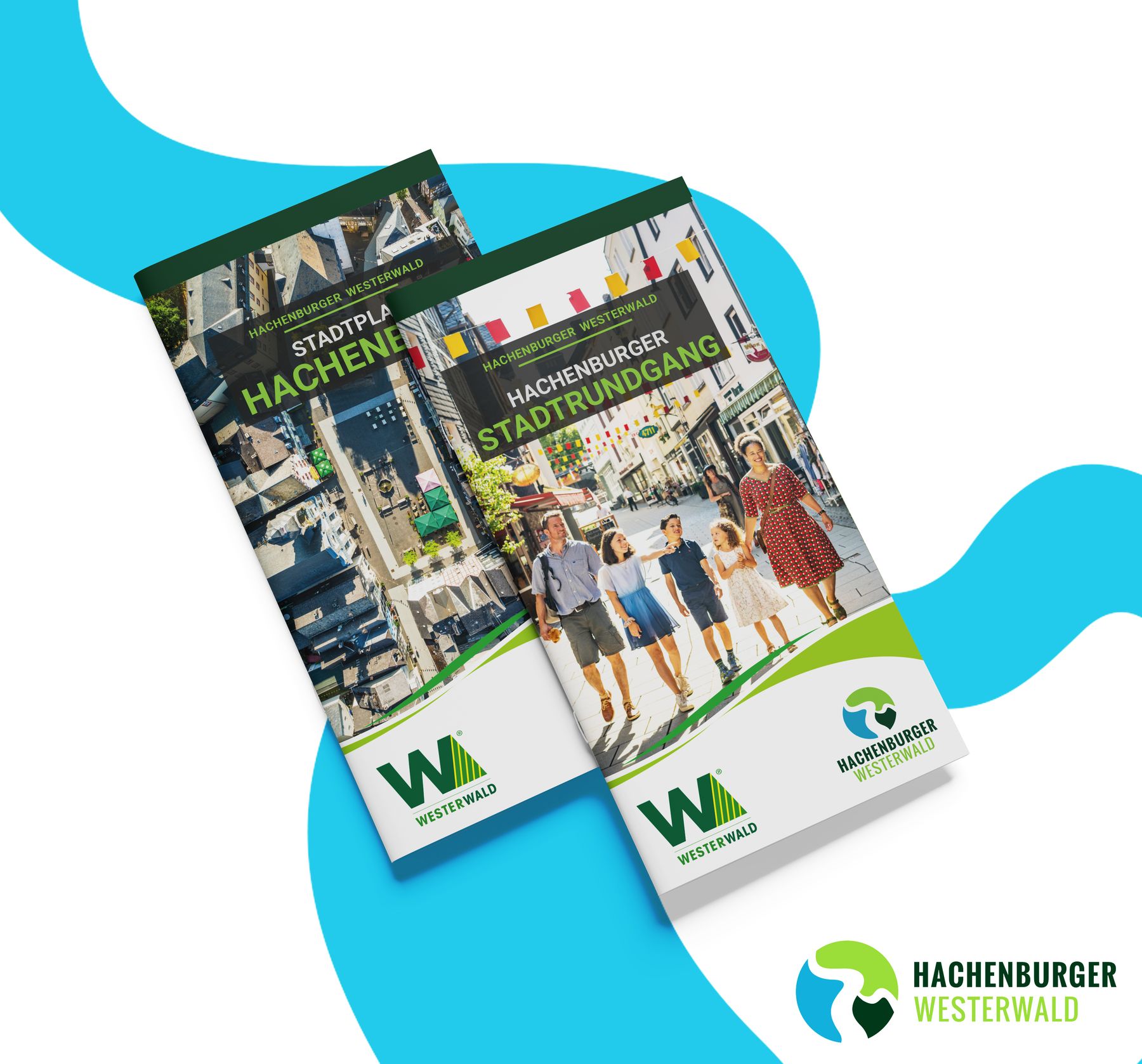 Zwei farbenfrohe Broschüren für den Hachenburger Westerwald werden auf einer weißen Fläche mit blaugrünen Akzenten präsentiert. Die Umschläge zeigen Menschen, die in einer malerischen Stadt spazieren gehen, und das Hachenburger Westerwald-Logo in der Ecke.