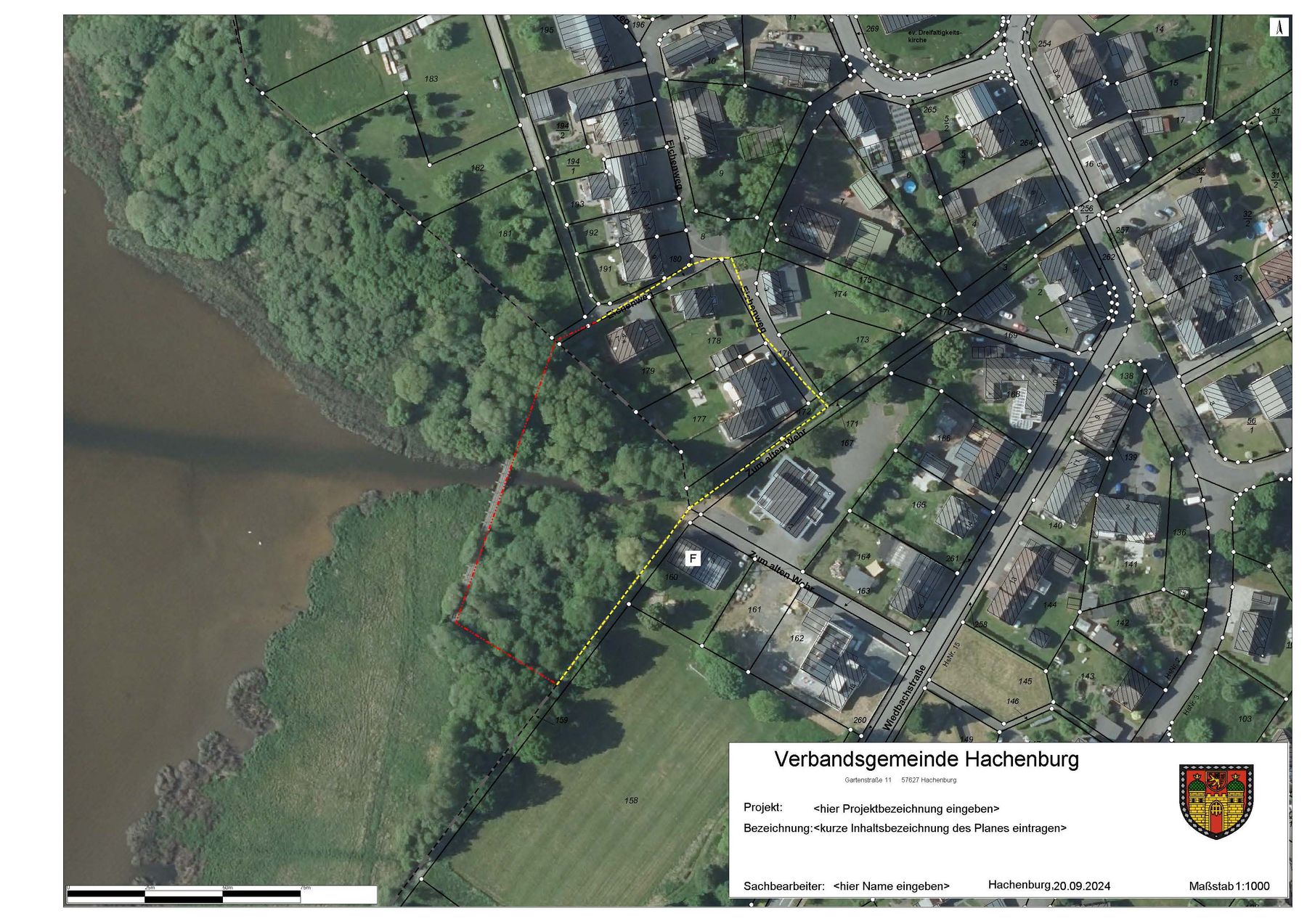 Luftbildkarte eines Wohngebiets, das von Bäumen und einem Fluss begrenzt wird, mit roten und gelben gestrichelten Linien, die zwei Landabschnitte abgrenzen. Rechts unten sind ein Schild der Verbandsgemeinde Hachenburg und ein Wappen zu sehen.