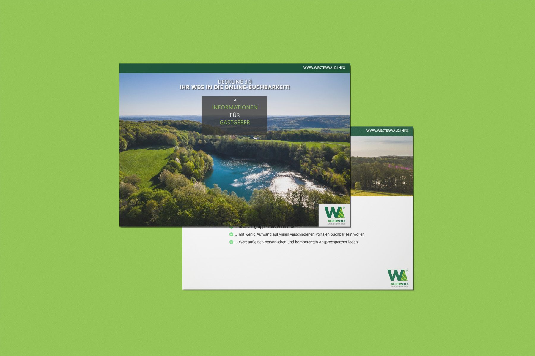 Eine Broschüre mit einer malerischen Luftaufnahme eines von grünen Wäldern und Feldern umgebenen Sees, überlagert mit deutschem Text, auf hellgrünem Hintergrund. Die Broschüre hat weiße und grüne Abschnitte mit Logos und informativen Inhalten.