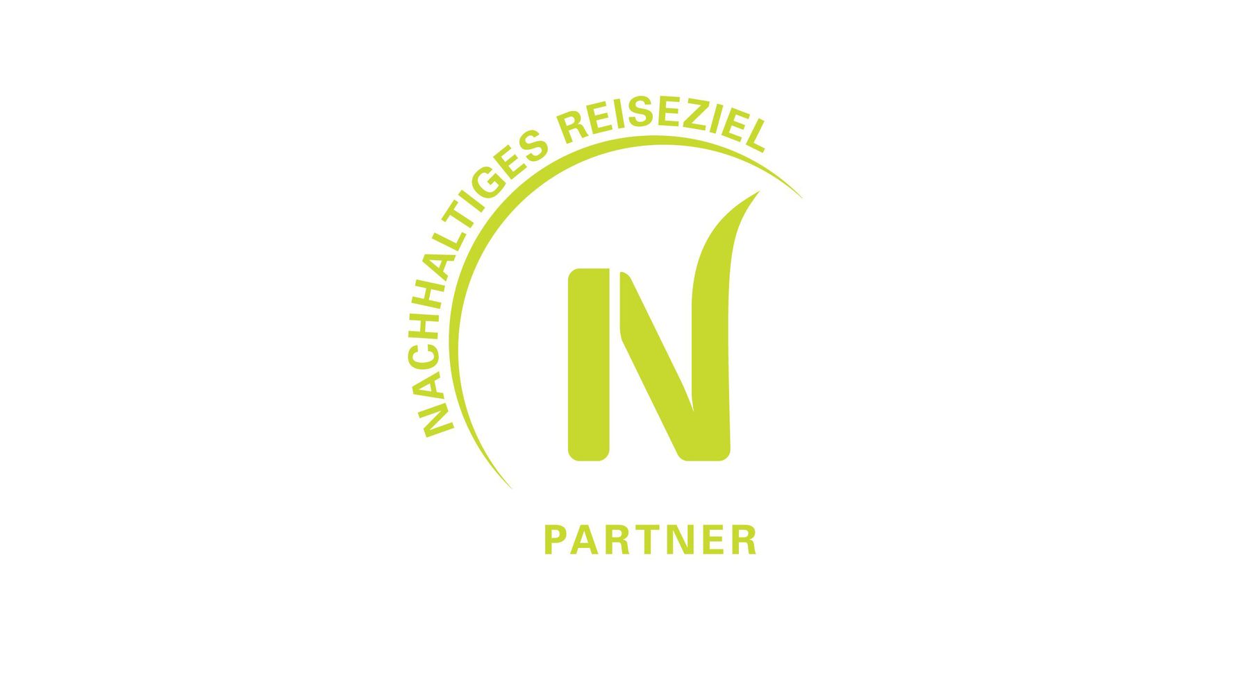 Grünes Logo mit einem großen Buchstaben N in der Mitte. Der geschwungene Text darüber lautet NACHHALTIGES REISEZIEL und darunter erscheint PARTNER. Der Hintergrund ist weiß.