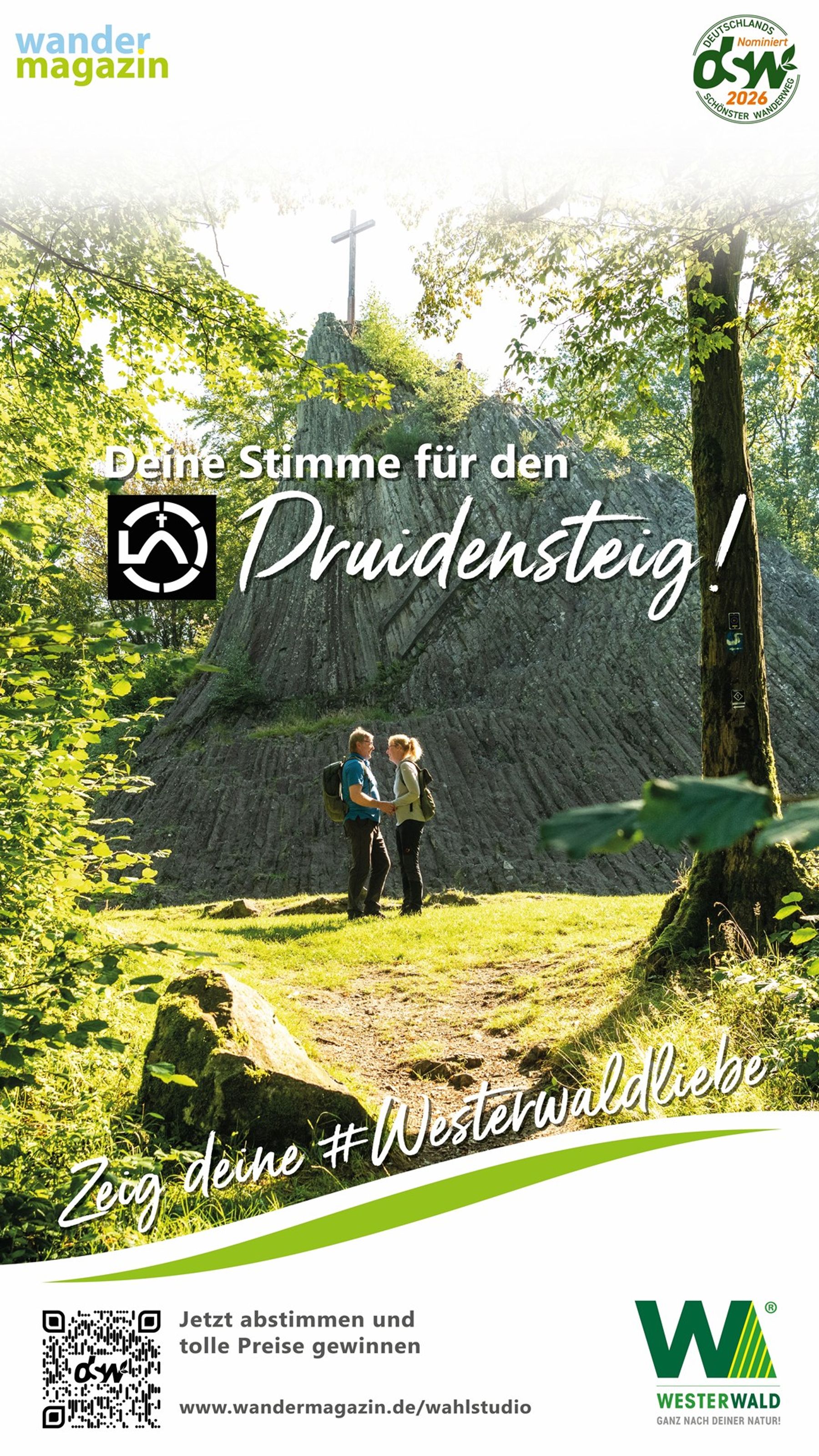Ein Paar mit Rucksäcken steht auf einem Waldweg in der Nähe eines großen felsigen Hügels mit einem Kreuz auf der Spitze, umgeben von Grünflächen. Der Text wirbt dafür, für den Druidensteig zu stimmen und mit #Westerwaldliebe zu teilen.