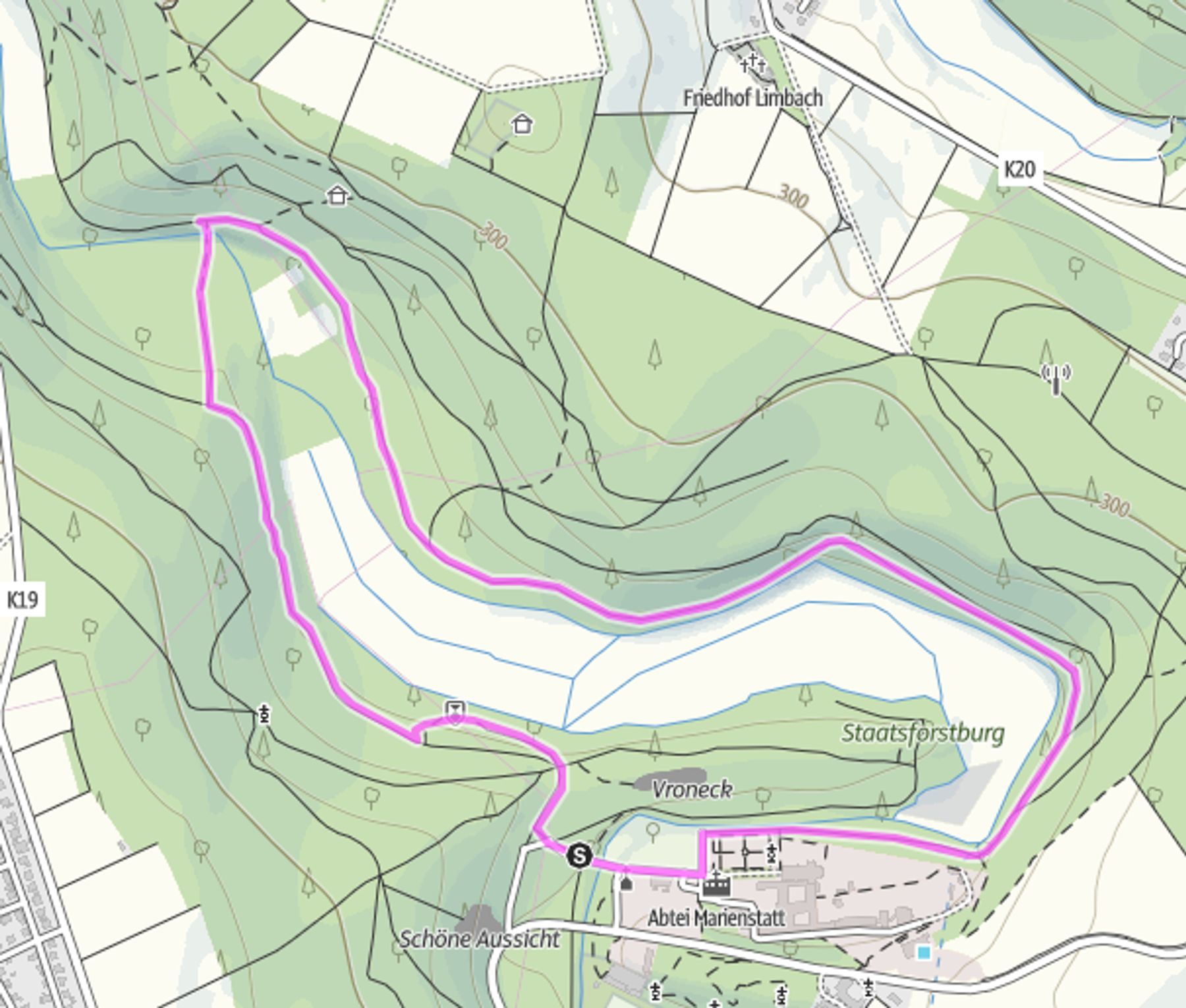 Eine topografische Karte, die ein bewaldetes Gebiet mit rosa markierten Wanderwegen, Höhenlinien und beschrifteten Orten wie Staatsforstburg, Vroneck und Abtei Marienstatt zeigt. Die umliegenden Felder und Straßen sind sichtbar.